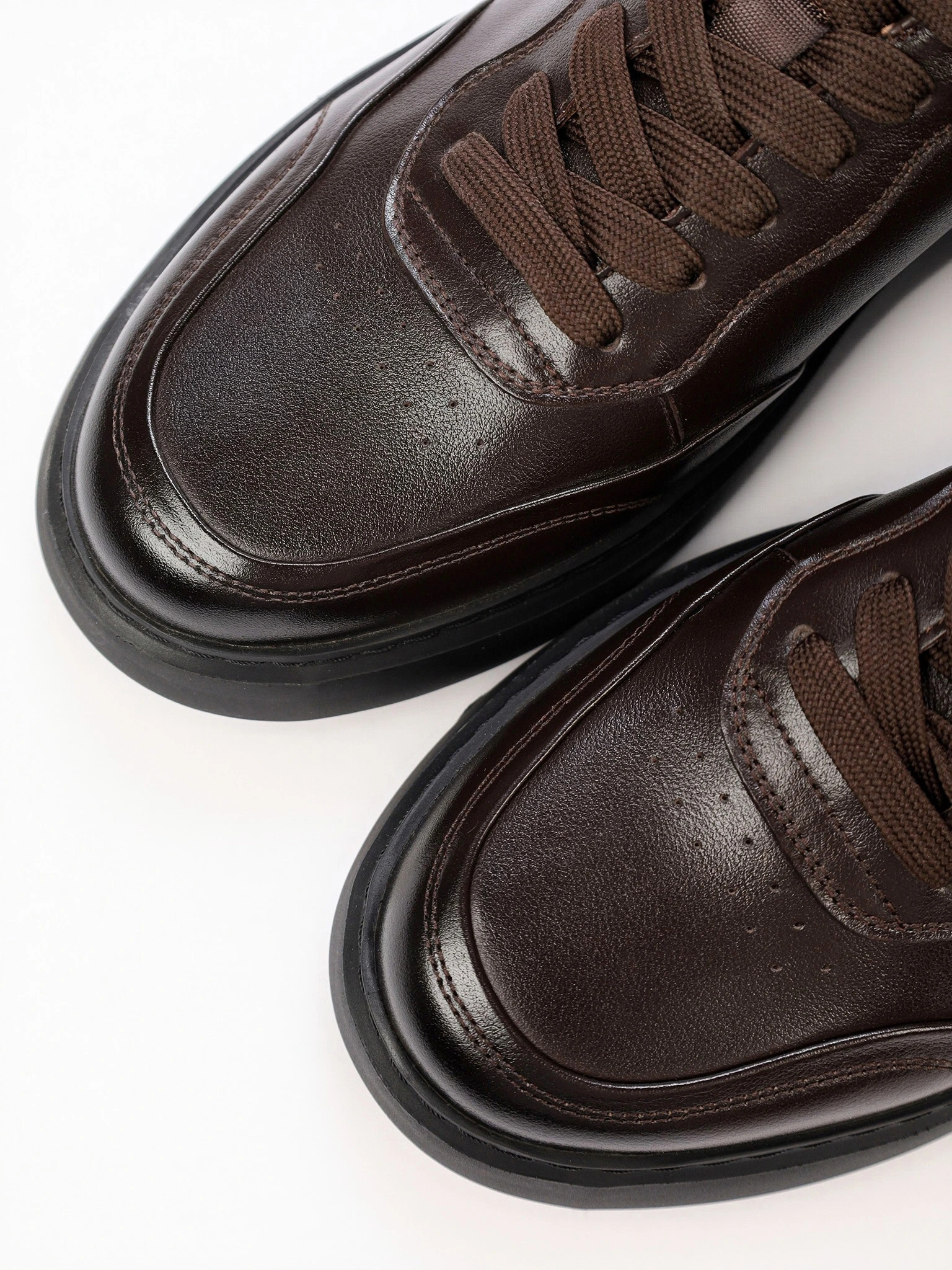 Кроссовки коричневого цвета на средней подошве